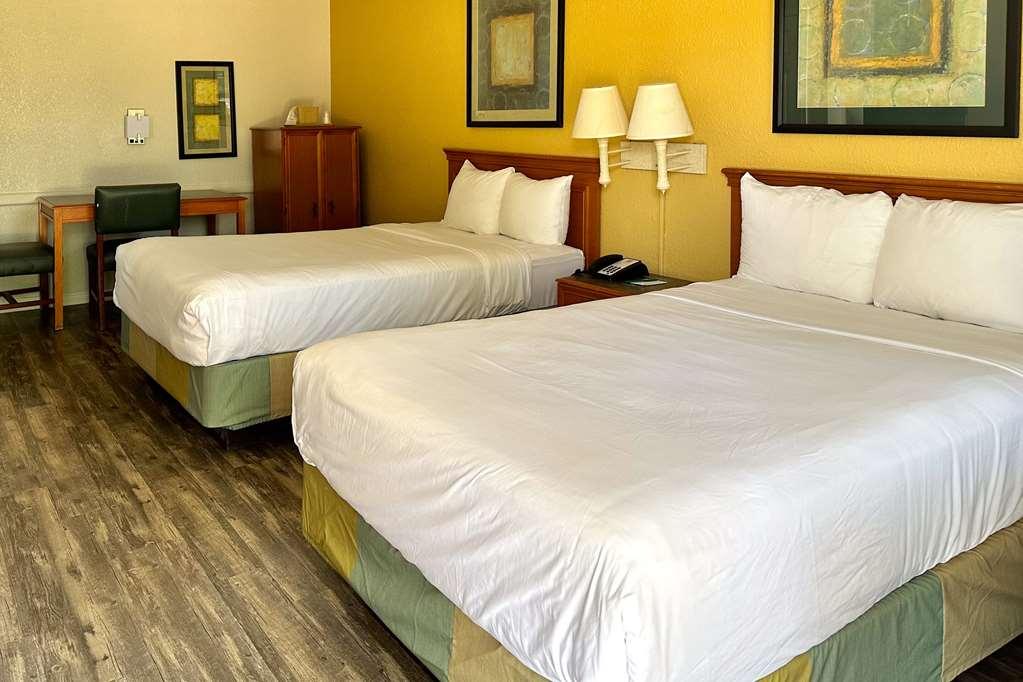 Quality Inn Nacogdoches Near University Room photo